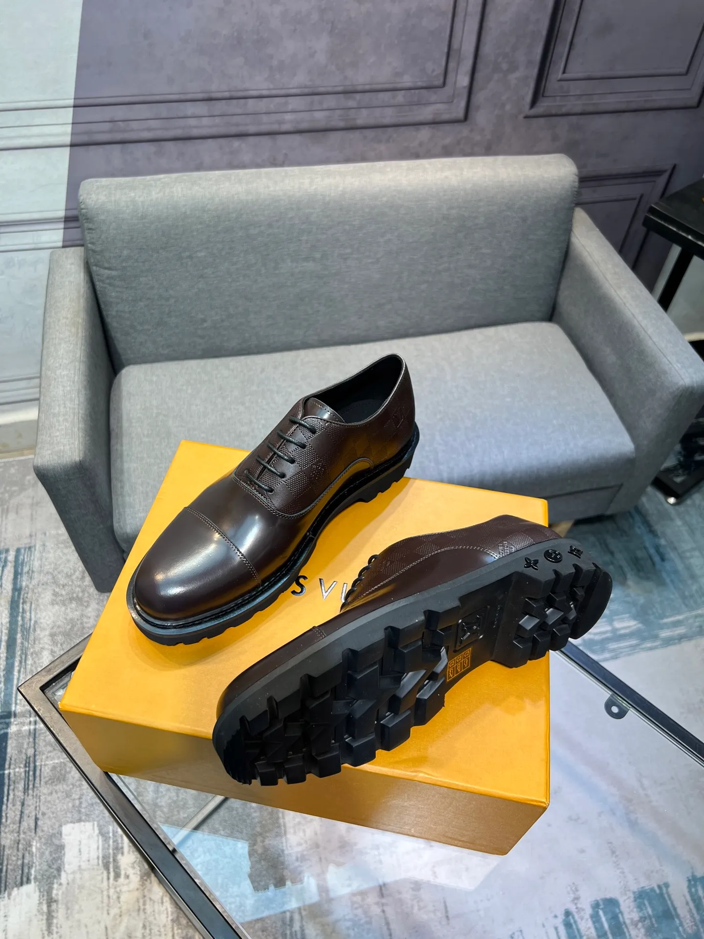 Men's shoes 💰820 [LV] - High-end quality - Upper: 🔝 tumbled cowhide, Nappa cowhide, brand logo sewn on shoe body - Lining: cowhide, foot pads; water-dyed cowhide - Outsole: TPR·rubber foam; two-color molded outsole -Super high quality control·Fine workmanship: highlighted (high-end·luxury·grade) -Size: 39-44 (38 45 can be customized)